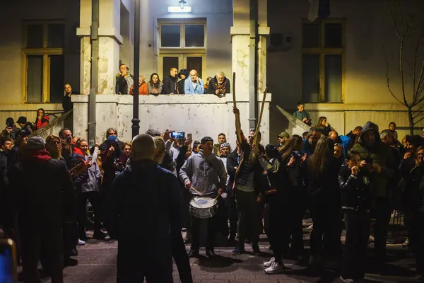 Cacak, Sırbistan - 23 Mart 2025: Bir önceki gün öğrencilere saldıranların tutuklanmamasına ilişkin polis karakolu önünde halk protestosu.