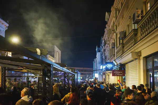 Cacak, Sırbistan - 23 Mart 2025: Bir önceki gün öğrencilere saldıranların tutuklanmamasına ilişkin polis karakolu önünde halk protestosu.