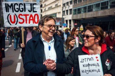 Belgrad, Sırbistan - 02 Nisan 2025: Sırbistan Cumhuriyeti hükümet binası önündeki üniversite ve enstitülerin protestosu.