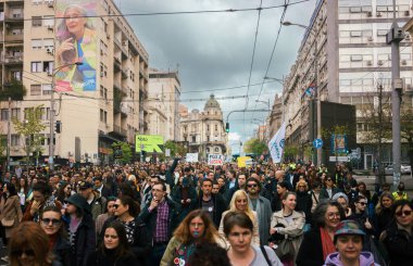 Belgrad, Sırbistan - 02 Nisan 2025: Sırbistan Cumhuriyeti hükümet binası önündeki üniversite ve enstitülerin protestosu.