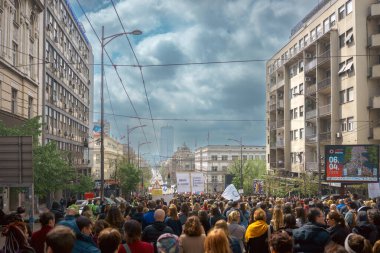 Belgrad, Sırbistan - 02 Nisan 2025: Sırbistan Cumhuriyeti hükümet binası önündeki üniversite ve enstitülerin protestosu.