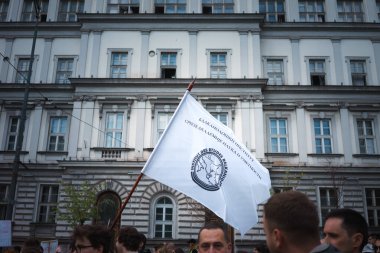 Belgrad, Sırbistan - 02 Nisan 2025: Sırbistan Cumhuriyeti hükümet binası önündeki üniversite ve enstitülerin protestosu.