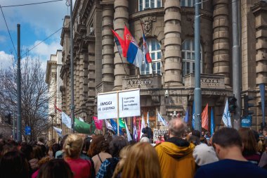Belgrad, Sırbistan - 02 Nisan 2025: Sırbistan Cumhuriyeti hükümet binası önündeki üniversite ve enstitülerin protestosu.