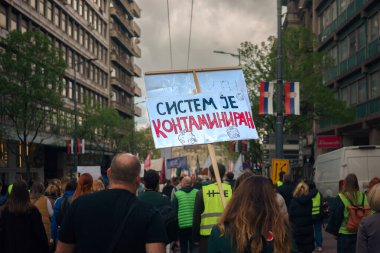 Belgrad, Sırbistan - 02 Nisan 2025: Sırbistan Cumhuriyeti hükümet binası önündeki üniversite ve enstitülerin protestosu.