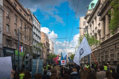 Belgrad, Sırbistan - 02 Nisan 2025: Sırbistan Cumhuriyeti hükümet binası önündeki üniversite ve enstitülerin protestosu.