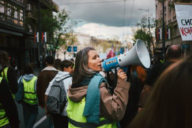 Belgrad, Sırbistan - 02 Nisan 2025: Sırbistan Cumhuriyeti hükümet binası önündeki üniversite ve enstitülerin protestosu.