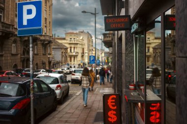 Bir döviz, avro ve dolar, Belgrad 'da bir cadde, baharın erken saatlerinde döviz alışverişi yapan bir dükkanın önünde..