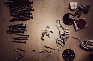 Tahta bir masaya çivi ve kanca kullanılmış. El sanatları için aksesuarlar.