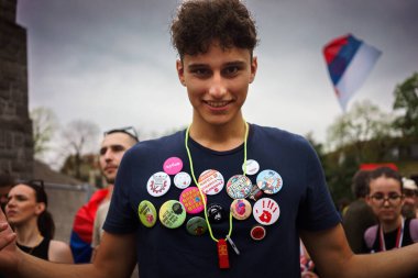 Krallık, Sırbistan - 16 Nisan 2025: Novi Sad 'da ölen 16 kişi nedeniyle büyük öğrenci protestosu.