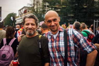 Krallık, Sırbistan - 16 Nisan 2025: Novi Sad 'da ölen 16 kişi nedeniyle büyük öğrenci protestosu.