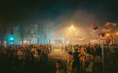 Krallık, Sırbistan - 16 Nisan 2025: Novi Sad 'da ölen 16 kişi nedeniyle büyük öğrenci protestosu.