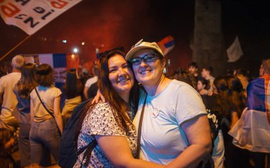 Krallık, Sırbistan - 16 Nisan 2025: Novi Sad 'da ölen 16 kişi nedeniyle büyük öğrenci protestosu.