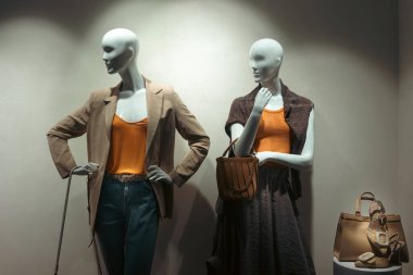 Vitrinde iki oyuncak bebek, yeni bahar koleksiyonu..