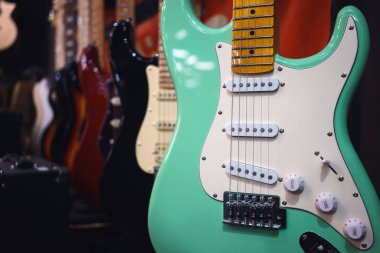 Elektro gitar mağazada, görüntüyü kapat.