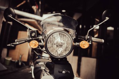 Şehrin küçük motorsikletinin far ışığı, yakın görüş.