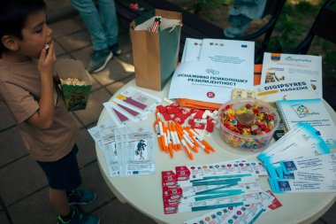 Kragujevac, Sırbistan - 10 Mayıs 2025: Kragujevac Park 'taki Özgür Üniversite profesörlerinin eğitim ve etkileşimli programı.