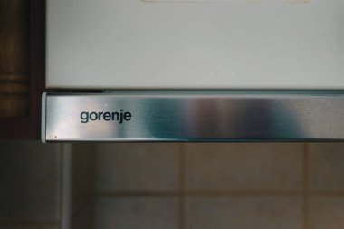 Cacak, Sırbistan - 12 Mayıs 2025: Sloven Gorenje firmasının eski bir aspiratörünün ayrıntıları.