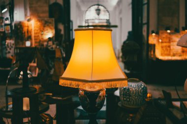 Eski turuncu lamba, eski tarz, arka planda oda içi..