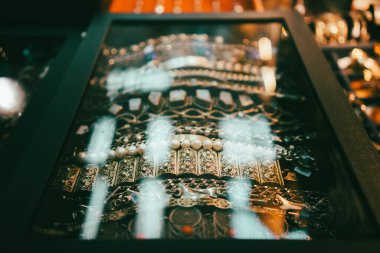 Kapalı bir dolapta eski el yapımı bilezikler. İçinde cam ve geçen yüzyıldan kalma antikalar var..