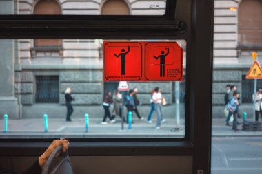 Belgrad, Sırbistan - 14 Mayıs 2025: Şehir taşımacılığında güvenli sürüş etiketleri uyarısı.