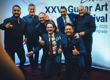 Belgrad, Sırbistan - 14 Mayıs 2025: Rosenberg ailesi ve Bako Jovanoviç konser sonrasında Kolarac 'ta 2025 Gitar Sanat Festivali' nde.