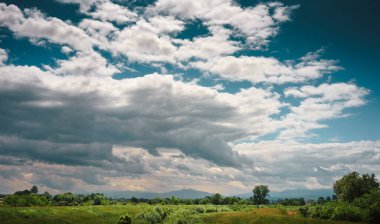 Baharda ekilebilir tarlalar ve çayırlar, Sırbistan 'ın orta kesiminde Cacak kasabası çevresinde.