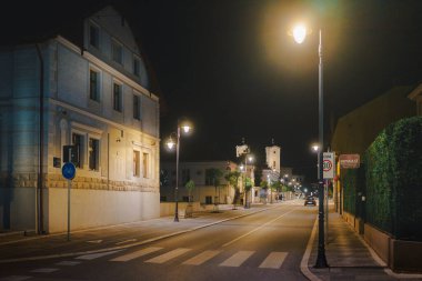 Cacak, Sırbistan - 22 Mayıs 2025: Nadezda Petroviç galerisi yakınlarındaki kilisenin yakınlarındaki şehir merkezinde gece sokak sahnesi.