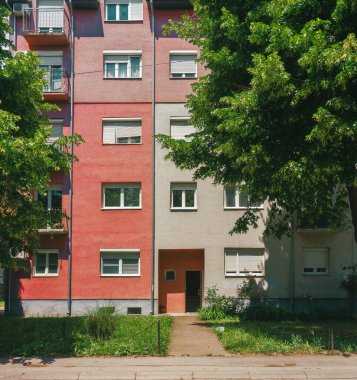 Büyük ağaçlı avlu bina ve girişin ayrıntıları, soyut kompozisyon.