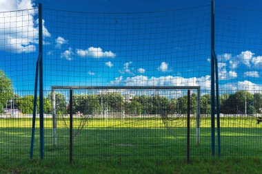 Güzel bir bahar gününde gezinti güvertesinden futbol sahasına bir manzara..