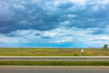 Orta Sırbistan 'ın doğa manzarası, bahar bulutlu günü, Milos Veliki otobanından manzara.