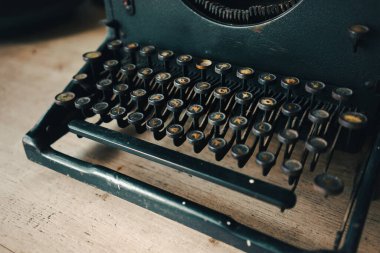 Eski siyah daktilo, yapının ve materyalin detayları..