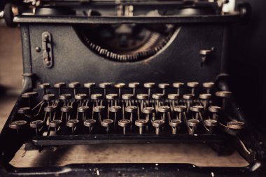 Eski siyah daktilo, yapının ve materyalin detayları..