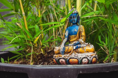 Çiçeklerdeki süs olarak eski bir Buda hatırası..