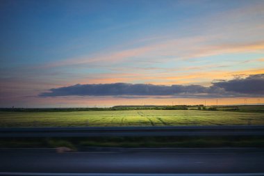 Sırbistan 'ın orta kesimindeki otobandan bahar akşamı manzarası.