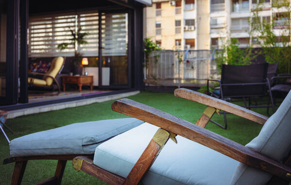 Стул в саду на террасе здания.