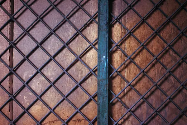 Ahşap bir duvardaki metal ahşap parmaklıklar, soyut kompozisyon..