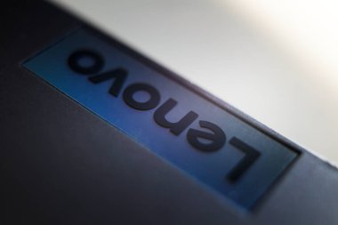 Cacak, Sırbistan - Haziran 06, 2025: Dizüstü bilgisayarda Lenovo yazıtı, ünlü bilgisayar donanımı markasının makro kompozisyonu.