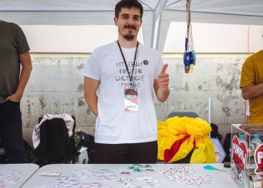 Cacak, Sırbistan - 07 Haziran 2025: Olağanüstü parlamento seçimleri çağrısında bulunmak isteyen vatandaşların ve öğrencilerin şehir genelinde toplanmasını protesto etmek.