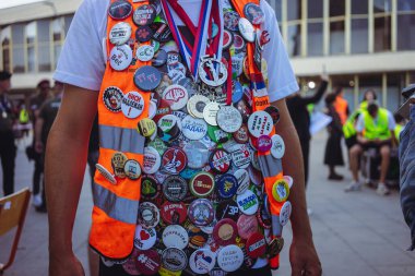 Cacak, Sırbistan - 07 Haziran 2025: Olağanüstü parlamento seçimleri çağrısında bulunmak isteyen vatandaşların ve öğrencilerin şehir genelinde toplanmasını protesto etmek.