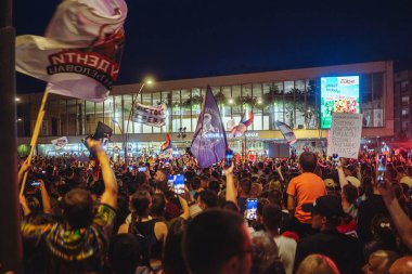 Cacak, Sırbistan - 07 Haziran 2025: Olağanüstü parlamento seçimleri çağrısında bulunmak isteyen vatandaşların ve öğrencilerin şehir genelinde toplanmasını protesto etmek.