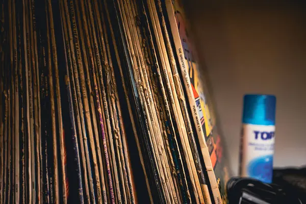 Cacak, Sırbistan - Haziran 06, 2025: Çeşitli ünlü grupların ve plak şirketlerinin eski plaklarının koleksiyonu, ilki The Greatist Hits.