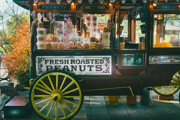 Belgrad, Sırbistan - 31 Mayıs 2025: Hayvanat bahçesinde taze kavrulmuş fıstık satan eski dekoratif araba.