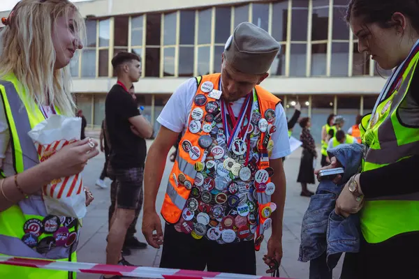 Cacak, Sırbistan - 07 Haziran 2025: Olağanüstü parlamento seçimleri çağrısında bulunmak isteyen vatandaşların ve öğrencilerin şehir genelinde toplanmasını protesto etmek.