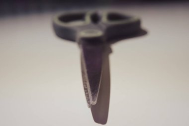 Makas ucunu odakla, görüntüyü kapat, arkaplanı bulanıklaştır.