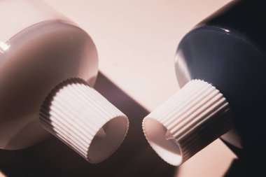 Beyaz bir üste akrilik boya için tüp ambalajı.