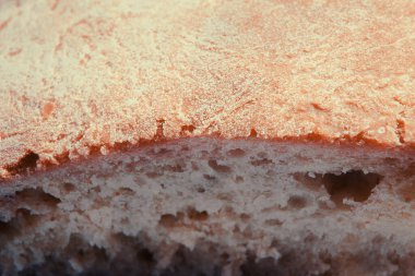 Ev yapımı ekmeğin detayları taze pişmiş, makro görünüm.