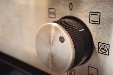 Modern fırından bir program seçiliyor, makro görünüm.