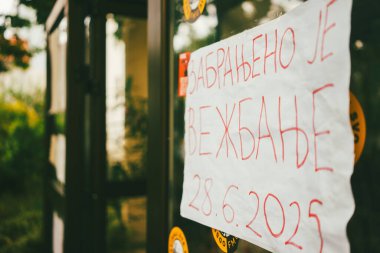 Belgrad, Sırbistan - 28 Haziran 2025: Sırbistan 'ın başkentteki Vidovdan bayramının arifesinde halk erken parlamento seçimleri istiyor.