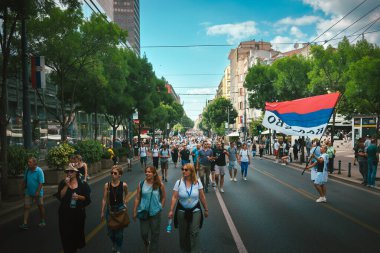 Belgrad, Sırbistan - 28 Haziran 2025: Sırbistan 'ın başkentteki Vidovdan bayramının arifesinde halk erken parlamento seçimleri istiyor.