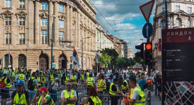 Belgrad, Sırbistan - 28 Haziran 2025: Sırbistan 'ın başkentteki Vidovdan bayramının arifesinde halk erken parlamento seçimleri istiyor.
